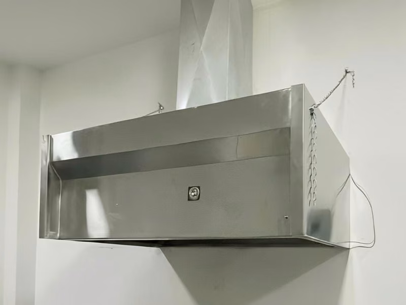 Campana extractora rectangular de acero inoxidable instalada en pared