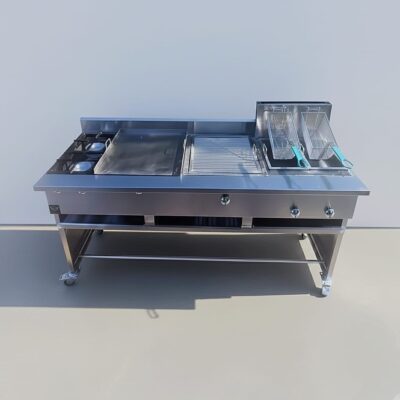 Cocina con plancha con 2 freidoras, parrilla y 2 quemadores